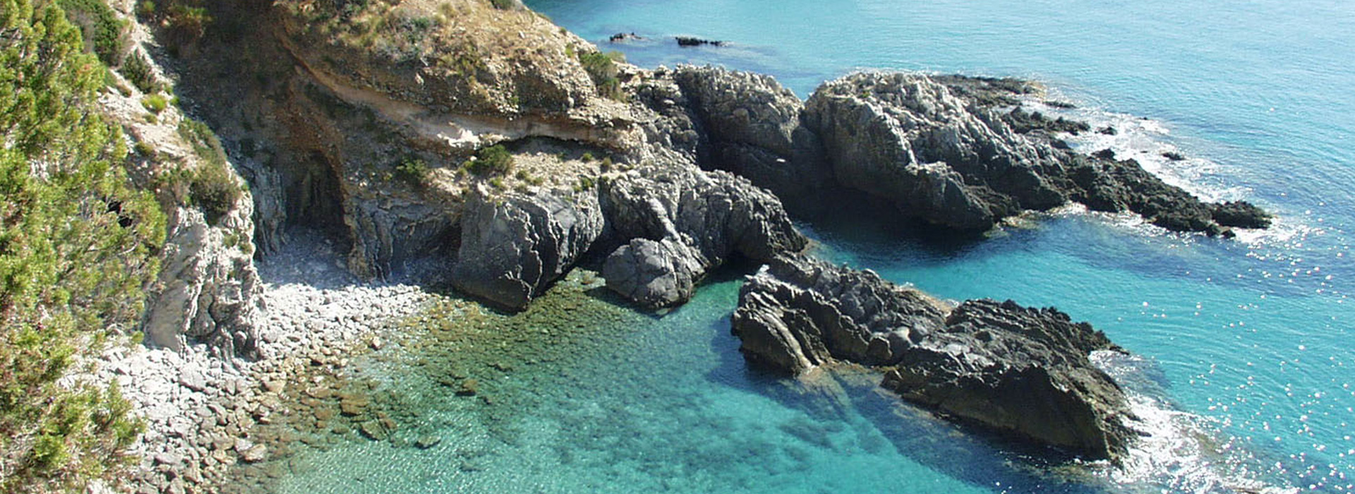 Klippen von Ascea, Meer mit Blauer Flagge